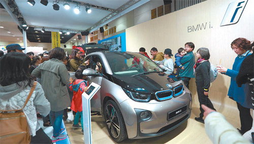 지난해 처음 열린 국제전기자동차 엑스포에서 관람객들이 신형 모델에 높은 관심을 보였다. 국제전기자동차엑스포 조직위원회 제공