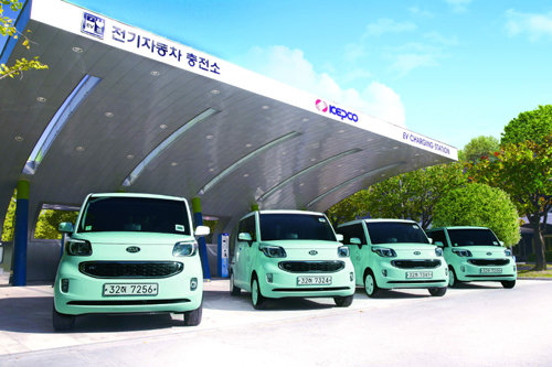 한국전력이 전국에 5500여 기 가량 구축할 계획인 전기자동차 충전소의 상상도.
