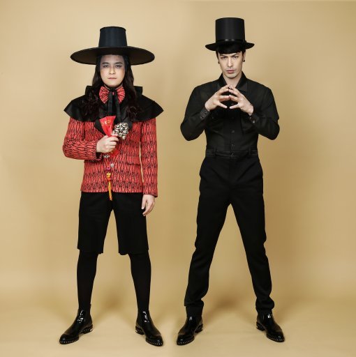 노라조 프로덕션 제공노래를 듣고 영상을 보는 이들에게 최고의 팔자를 선물하기 위해 각각 무속인과 타로점술사로 분했다는 코믹 듀오 노라조의 조빈(왼쪽)과 이혁.