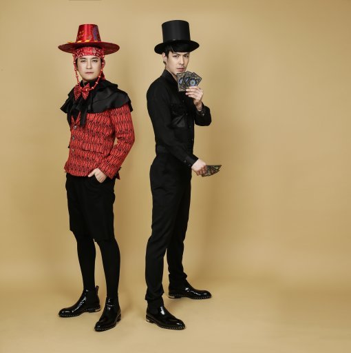 노라조 프로덕션 제공노래를 듣고 영상을 보는 이들에게 최고의 팔자를 선물하기 위해 각각 무속인과 타로점술사로 분했다는 코믹 듀오 노라조의 조빈(왼쪽)과 이혁.