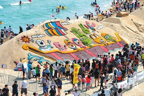 한국 대표 축제로 뽑힌 부산 해운대모래축제 전경. 올해는 5월 28일부터 6월 1일까지 해운대해수욕장 일원에서 열린다. 동아일보DB