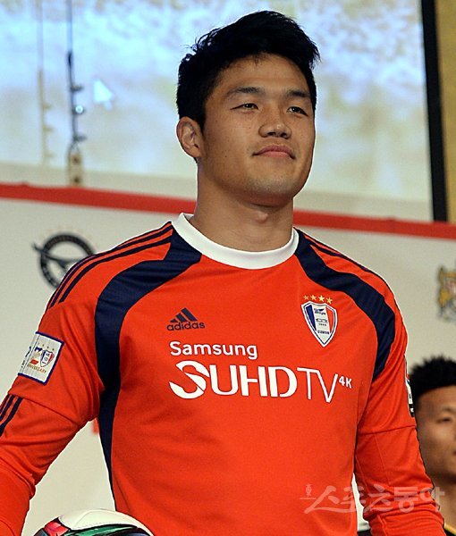 수원 골키퍼 정성룡은 2015시즌 K리그 클래식을 휘어잡을 득점왕 후보로 전북 스트라이커 이동국을 꼽았다. 정성룡이 5일 서울 홍은동 그랜드힐튼호텔에서 열린 미디어데이 행사 도중 새 유니폼을 선보이고 있다. 임민환 기자 minani84@donga.com 트위터 @minani84