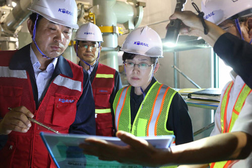 최연혜 한국철도공사(코레일) 사장(왼쪽에서 세 번째)이 지난해 7월 호남선 열차에 전기를 공급하는 논산변전소를 찾아 직원들과 함께 안전점검을 하고 있다. 코레일 제공