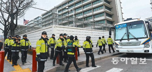 美대사관 경계 강화 마크 리퍼트 주한 미국대사 습격 사건이 발생한 5일 서울 종로구 주한 미국대사관에는 경찰 1개 중대가 추가로 배치되는 등 경계가 강화되면서 긴장감이 감돌았다. 양회성 기자 yohan@donga.com