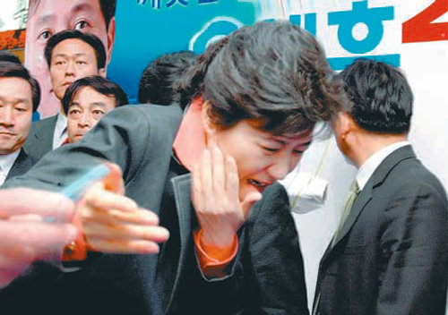2006년 5월 20일 당시 한나라당 대표였던 박근혜 대통령은 서울 신촌에서 오세훈 서울시장 후보에 대한 지원유세 도중 ‘커터 칼’ 습격을 당했다.