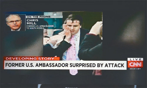 CNN 긴급 뉴스 타전 5일 크리스토퍼 힐 전 주한 미국대사(왼쪽 위)가 미 CNN방송과 마크 리퍼트 주한 미대사 테러 사태에 관해 인터뷰를 하고 있다. 힐 전 대사는 “치안이 안전하다고 평가받는 한국에서 이런 일이 발생해 충격적”이라고 말했다. CNN 화면 캡처