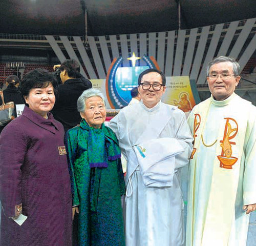 올 2월 사제 서품식 때 함께한 가족과 이인주, 형 이범주 신부(왼쪽부터). 평화신문 제공