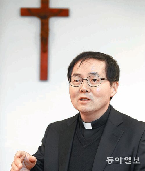 동기 신학생들 사이에서 ‘큰형님 신부’로 불렸던 이인주 신부. 그는 “서품식 때 기도하면 하느님이 모두 들어 주신다고 해서 5가지를 정했는데 정작 행사 때는 긴장해 하나도 생각나지 않았다”며 웃었다. 김경제 기자 kjk5873@donga.com