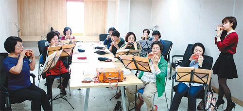 대전시민대학 학생들이 오카리나 연주법을 배우고 있다. 올해 2학기 수강생은 3월 9일부터 분야별로 접수한다. 대전시민대학 제공