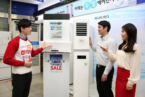 하이마트가 동시세일 기간 중 에어컨 특별 할인 행사를 펼치고 있다. 하이마트 대치점을 방문한 고객들이 행사 제품을 상담 받고 있다.