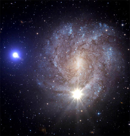 초속 1200km로 날아가는 별(왼쪽 파란 별)을 표현한 상상도. 가운데 아래에 있는 노란빛은 이 별을 날려 보낸 초신성이다. 유럽우주국(ESA)·미국항공우주국(NASA) 제공