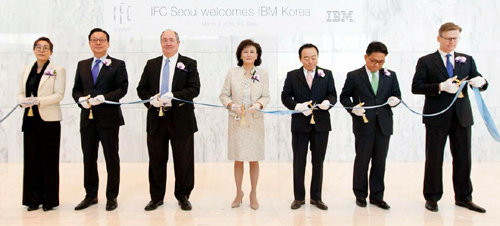 Three IFC 오픈기념행사 테이프 커팅식.