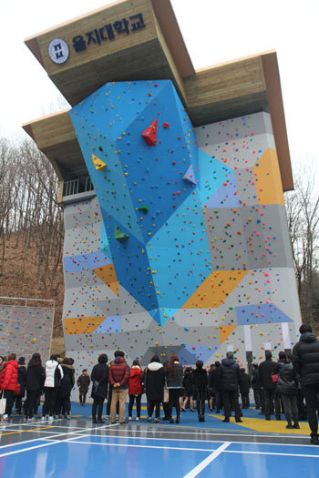 을지대 성남캠퍼스에 설치된 인공암벽장. 스포츠클라이밍 국제대회 유치도 가능한 규모이다.