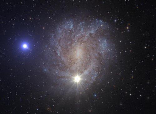 초당 1200km로 날아가는 별(왼쪽 파란 별)을 표현한 상상도. 가운데 아래에 있는 노란 빛은 이 별을 날려보낸 초신성이다. 유럽우주국(ESA)·미국항공우주국(NASA) 제공.