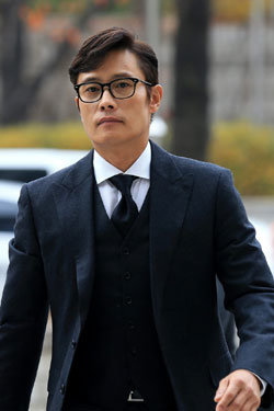 이병헌이 2014년 11월 24일 공판 증인으로 서기 위해 서울 중앙지방법원에 출석하고 있다.
