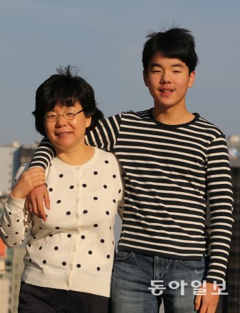 동시집 ‘엄마의 토끼’를 출간한 엄마 성미정 시인과 아들 배재경 군. 카메라 앞에서 포즈를 잡으며 복닥복닥 아웅다웅하는 모자를 보니 사이좋은 친구 같다. 김경제 기자 kjk5873@donga.com