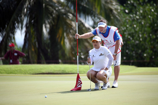 박인비(아래)가 8일 싱가포르 센토사 골프장에서 열린 LPGA 투어 HSBC 위민스 챔피언스 최종 4라운드 도중 캐디와 함께 퍼트 라이를 유심히 살피고 있다. 박인비는 정확한 퍼트로 무결점 우승을 일궜다. 사진제공｜마니아리포트