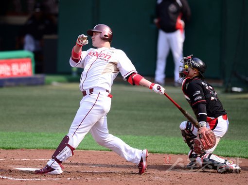 넥센 박병호가 8일 목동 kt와 KBO 시범경기에서 5회말 만루홈런을 날린 뒤 타구를 바라보고 있다. 목동｜김종원 기자 won@donga.com 트위터@beanjjun