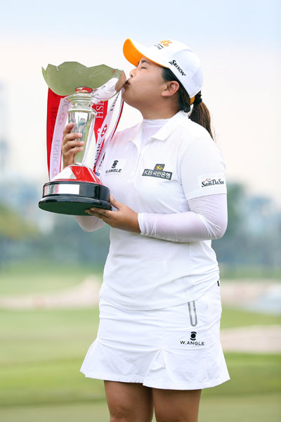 박인비가 8일 싱가포르 센토사 골프장에서 막을 내린 미국여자프로골프(LPGA) 투어 HSBC 위민스 챔피언스에서 우승한 뒤 트로피에 입을 맞추고 있다. 박인비는 4라운드 내내 단 한 개의 보기 없이 완벽하게 시즌 첫 승을 만들었다. 사진제공｜마니아리포트