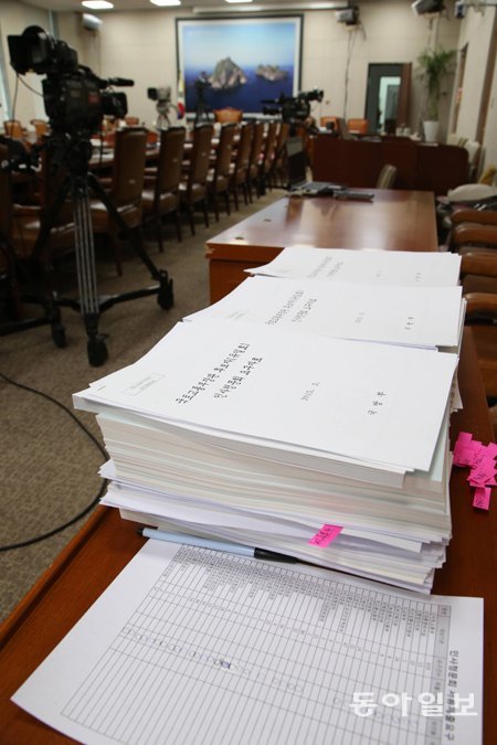 여야 신경전 팽팽 유일호 국토교통부 장관 후보자에 대한 국회 인사청문회를 하루 앞둔 8일 국회 본관 5층 국토교통위원회 회의실 책상 위에 청문회 관련 자료들이 놓여 있다. 변영욱 기자 cut@donga.com