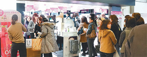 2012년 미샤의 일본 도쿄 신주쿠역 매장 전경. 개점 당일 100명이 줄을 설 정도로 화제를 모았다. 승승장구하던 미샤는 최근 엔화 약세 현상으로 지난해 일본법인의 매출이 약 20%나 줄었다. 에이블씨엔씨 제공