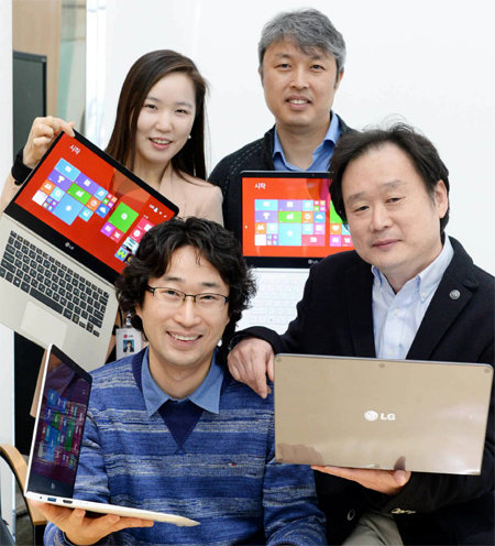 LG전자 초경량 노트북 ‘그램14’ 개발팀 이준형 수석, 황윤희 대리, 이희창 책임, 우강호 수석(앞줄 왼쪽부터 시계방향)이 각각 제품을 들고 포즈를 취하고 있다. LG전자 제공