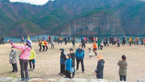 지난해 30여 년 만에 일반에 개방된 전남 화순군 이서면 적벽에 탐방객들의 발길이 끊이지 않았다. 올해는 21일부터 11월 29일까지 수·토·일요일에 하루 세 차례씩 개방한다. 화순군 제공