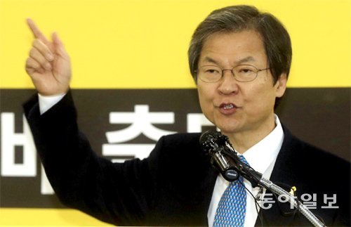 새정치민주연합을 탈당한 천정배 상임고문이 9일 광주 서구 농수산물유통센터에서 기자회견을 열고 4·29 보궐선거에서 광주 서을에 무소속으로 출마할 의사를 밝히고 있다. 광주=박영철 기자 skyblue@donga.com