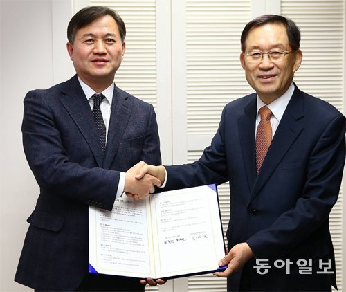 최종찬 건전재정포럼 공동대표(오른쪽)와 김차수 동아일보 편집국장이 9일 업무제휴에 관한 양해각서를 체결한 뒤 악수하고 있다. 전영한 기자 scoopjyh@donga.com