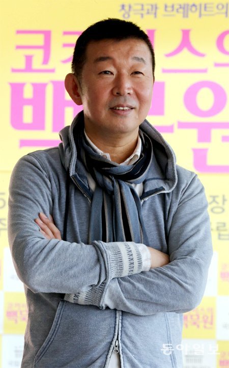 국립창극단의 올해 첫 작품인 ‘코카서스의 백묵원’의 연출을 맡은 재일교포 정의신 감독. 국립창극단은 수년간 독일의 저명한 오페라 연출가 아힘 프라이어, 루마니아 출신 재미 연출가 안드레이 셰르반, 국내 연극 연출가 고선웅 등에게 창극 연출을 맡기는 파격적 실험을 해왔다. 정 감독은 “최근 호평을 받은 창극 못지않게 나름의 방식으로 세련되게 만들어 보겠다”며 웃었다. 김경제 기자 kjk5873@donga.com