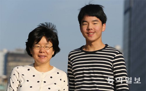 엄마 성미정 시인과 아들 배재경 군. 김경제 기자 kjk5873@donga.com