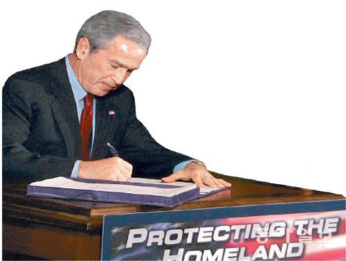 2001년 10월 25일 조지 W 부시 미국 대통령이 9·11테러 직후 미 의회를 통과한 ‘애국법’에 서명하고 있다. 동아일보DB