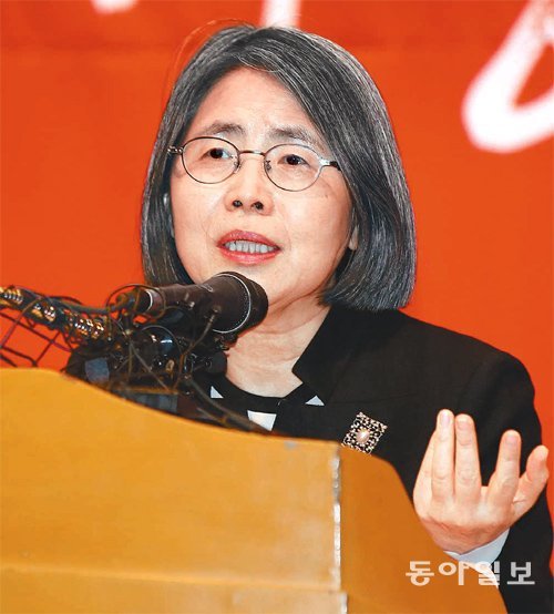 김영란법 문제점 지적한 김영란 이른바 ‘김영란법(부정청탁 및 금품 등 수수 금지에 관한 법률)’의 최초 제안자인 김영란 전 국민권익위원장이 10일 서울 마포구 서강대 다산관에서 기자회견을 열고 국회에서 수정 통과한 ‘김영란법’의 문제점을 지적하고 있다. 박영대 기자 sannae@donga.com