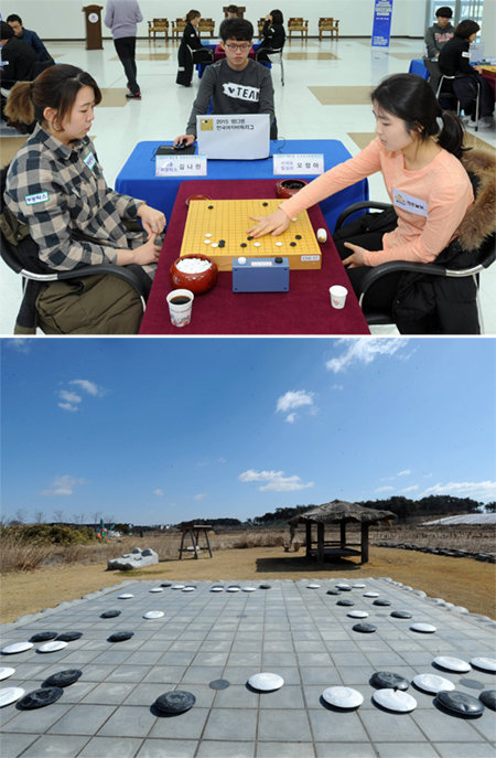 한국여자바둑리그는 라운드마다 팀 순위가 요동치고 있다. 서귀포칠십리의 주장 오정아(위쪽사진의 오른쪽)가 10일 전북 부안군 줄포만 갯벌생태공원에서 열린 12라운드에서 김나현에게 이겨 팀을 승리로 이끌었다. 위 사진은 줄포만 갯벌생태공원에 있는 대형 돌 바둑판.한국기원 제공