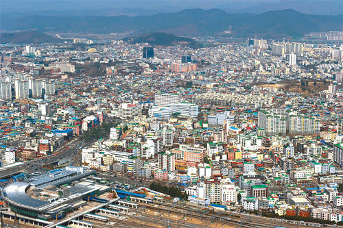 대구의 첫 재정비촉진지구(뉴타운)로 지정된 동구 신암동 일대. 수년간 사업이 제자리걸음이었지만 동대구역 개발 등의 호재로 민간 투자가 이어지고 있다. 대구 동구 제공