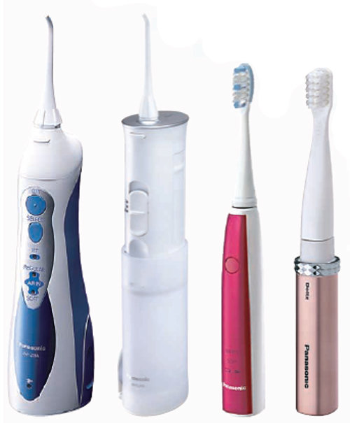 건강한 치아관리를 위한 구강세정기 제트워셔(왼쪽 두 제품)와 전동칫솔. 노즐에서 뿜어 나오는 시원한 물줄기로 치아 사이에 낀 음식물 찌꺼기와 함께 치석 제거에 도움을 준다. 왼쪽부터 EW-1211, DJ40, DL82, DS13. 파나소닉코리아 제공