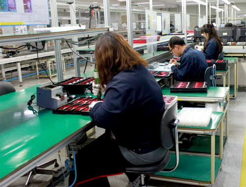 인천 부평구 청중로 인켈 본사 공장에서 직원들이 오디오가 결합된 가정용 통신기기를 조립하고 있다. 인켈 제공