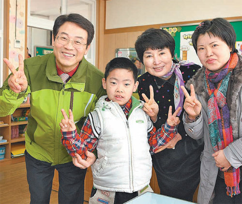 전남 강진군 옴천초등학교는 청정환경을 살린 ‘힐링교육’으로 전국에서 유학생이 찾아오고 있다. 6일 중국에서 온 신입생 안상우 군을 강진원 군수(왼쪽)와 임금순 교장(왼쪽에서 세 번째), 안 군의 고모가 격려하고 있다.