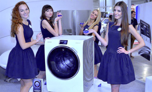 지난해 유럽 패션위크에서 열린 한 패션쇼에 삼성 세탁기를 협찬한 모습. 삼성전자 제공