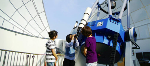 전북 부안 청림천문대에 견학온 청소년이 천문망원경을 들여다보고 있다. 청림천문대 제공