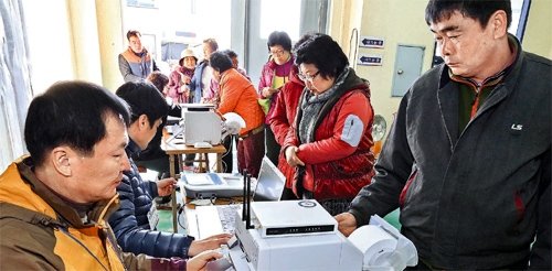 제1회 전국 동시 조합장 선거가 실시된 11일 광주 광산구 동곡농협에 마련된 투표소에서 조합원이 한 표를 행사하고 있다. 이번 
선거는 농·수협, 산림조합 등 전국 1326개 조합에서 치러져 평균 2.6 대 1의 경쟁률을 보였으며 이 중 204곳은 단독 
후보가 출마해 무투표로 당선이 확정됐다.  광주=박영철 기자 skyblue@donga.com