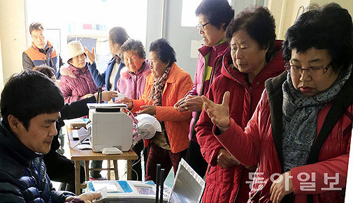 제1회 전국 조합장 동시선거가 실시된 11일광주시 광산구 동곡농협에 마련된 투표소에서 농협 조합원들이 소중한 한 표를 행사하고 있다. 동아일보DB