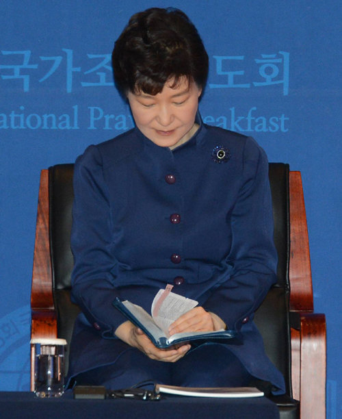 박근혜 대통령이 12일 오전 서울 강남구 코엑스에서 열린 제47회 국가조찬기도회에 참석, 성경을 보고 있다. 청와대사사진기자단