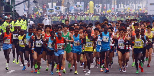 마라토너에게 꿈의 무대로 불리는 2015 서울국제마라톤 겸 제86회 동아마라톤대회가 15일 서울 일원에서 열린다. 이번 대회에는 약 2만5000명의 마라토너들이 출전한다. 스포츠동아DB