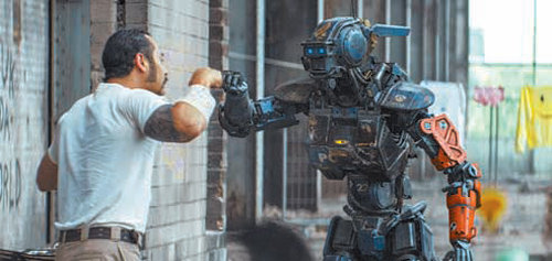 12일 개봉하는 SF 영화 ‘채피’. 인공지능을 지닌 로봇 채피(오른쪽)가 인간과 어울리며 변화하는 이야기를 담았다. 영화인 제공
