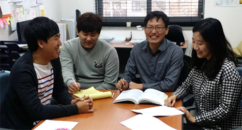 ‘함수암호’를 무력화시키며 암호학계의 신예로 떠오른 이창민 연구원(왼쪽). 이 연구원은 건축학과를 다니다 중간에 수학으로 전공을 바꿨다. 그는 지도교수인 천정희 서울대 수리과학부 교수(오른쪽에서 두 번째)에 대해 “함수암호 연구를 시작한 건 교수님 덕분”이라고 말했다. 천정희 교수 제공