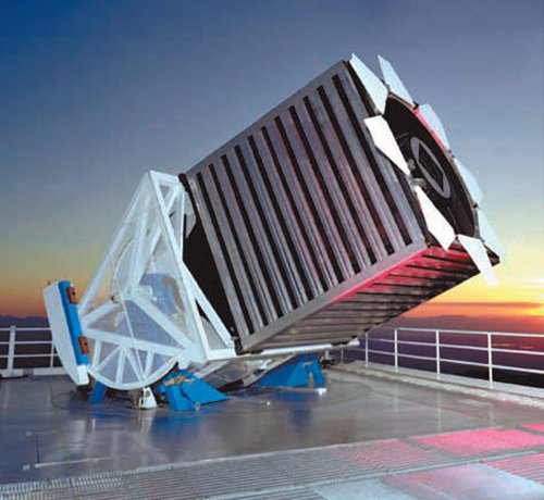 10만 개가 넘는 퀘이사를 찾아낸 미국 ‘아파치포인트천문대(APO)’의 구경 2.5m 광학망원경. 슬론디지털스카이서베이(SDSS) 제공