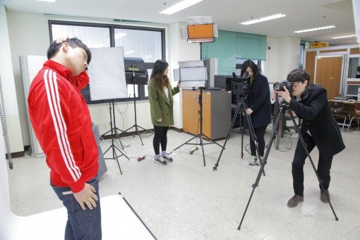 경남대 문화콘텐츠학과 학생들은 실전에 강하다. 사진은 멀티미디어 실에서 광고콘셉트로 사진을 찍는 모습. 왼쪽부터 이 학과 3학년 박기민, 김유림, 정주영, 주지환씨. 경남대 문화콘텐츠학과 제공