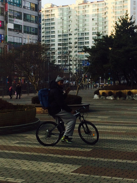 자전거를 탄 포웰의 모습. 경기장에 조기 출근하는 그를 배려한 유도훈 감독의 선물이다. 사진제공｜전자랜드