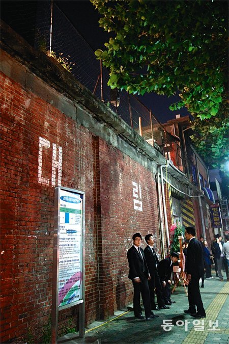 서울 성수동의 대림창고 앞에 방문객들이 줄을 서 있다. 대림창고는 1960년대부터 정미소와 창고로 쓰였던 낡은 건물을 행사장으로 개조한 곳이다. 패션쇼와 제품 출시 행사 등이 열린다.